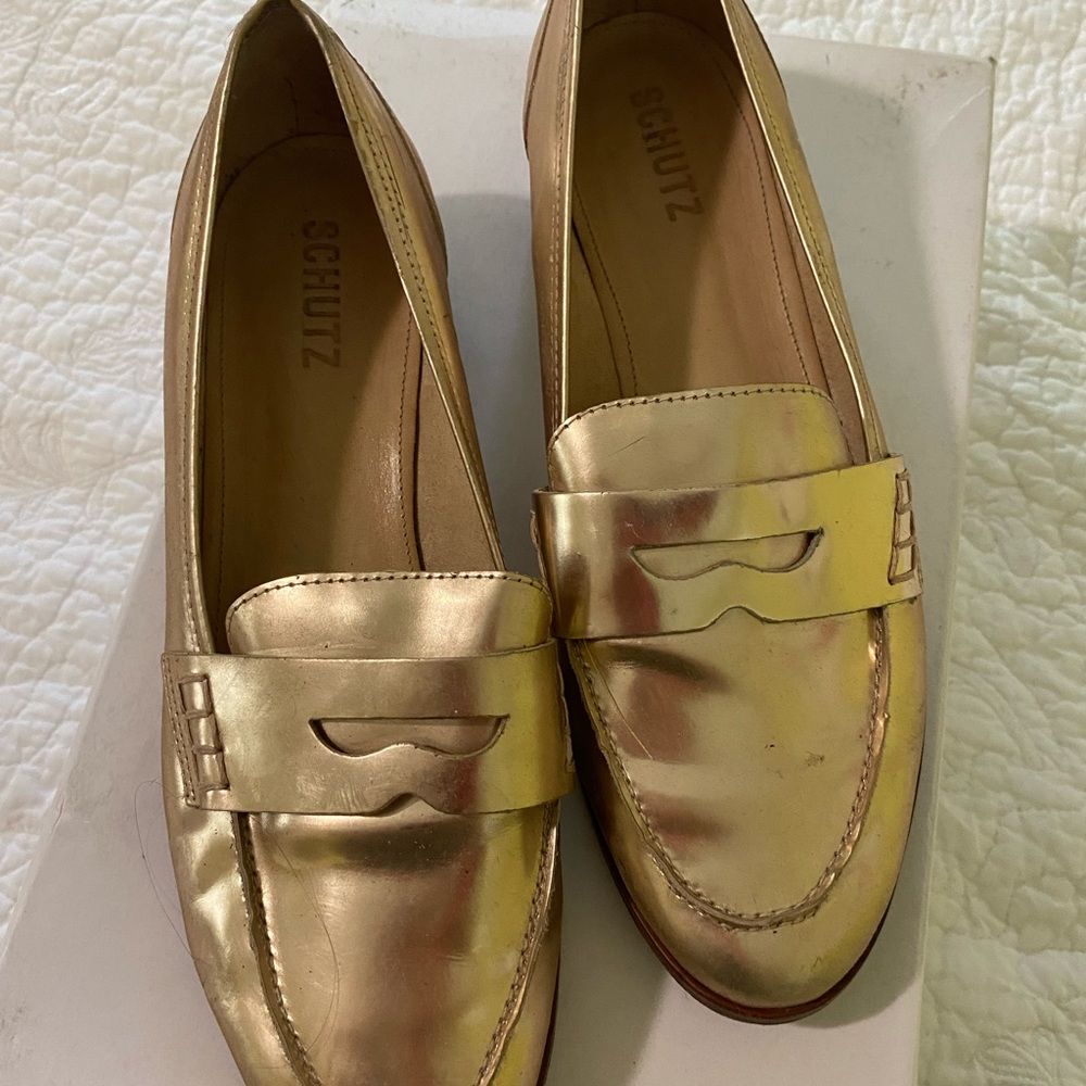 Beautiful gold flat shoes!